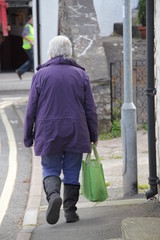 Mujer de compras caminando por la calle del centro de una ciudad