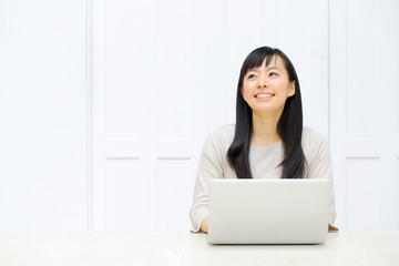 ノートパソコンを使う女の子