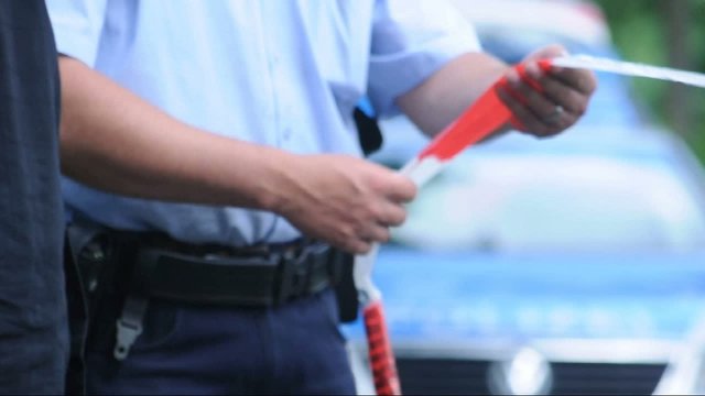 Flatterband und Polizist