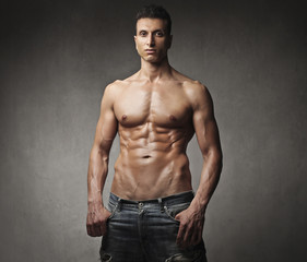 Fototapeta premium Muskularny mężczyzna