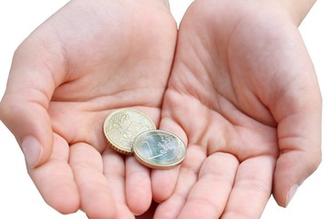mani con monete da 1,50 euro su sfondo bianco