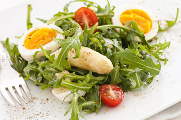 Rucolasalat mit Spargel und Ei