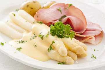 Spargel mit schinken