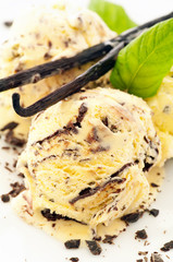 Vanilleeis mit Schokolade