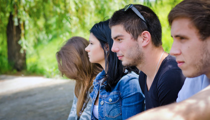 Obraz premium friends sitting together