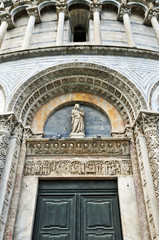 Pisa, piazza dei miracoli e portale del  battistero