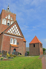 Fototapeta na wymiar Pilsumer Kreuzkirche (13. Jh., Ostfriesland, Niedersachsen)