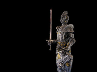 Ritter mit Schwert und Schild vor schwarzem Hintergrund