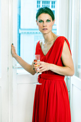 Frau im roten Abendkleid