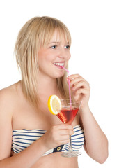 junge frau mit cocktail