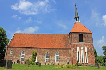 Rysumer Kirche auf Rundwarft (12. Jh., Ostfriesland)