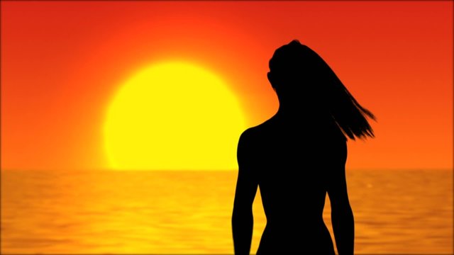 Frau vor untergehender Sonne