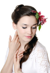 Fototapeta na wymiar Portret pięknej dziewczyny z kwiatami we włosach