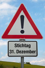 Achtung-Schild STICHTAG 31. DEZEMBER