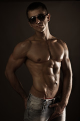 Fototapeta premium Muskularny młody człowiek