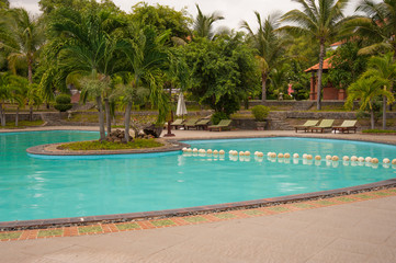 Obraz na płótnie Canvas Beach hotel basen kurort otoczony palmami