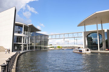 Berlin - Regierungsviertel an der Spree