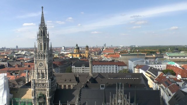 M&uuml;nchen Panorama Schwenk &uuml;ber die Frauenkirche zum neuen Rathaus