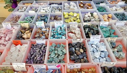 Minéraux variés en vente.