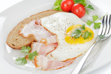 Spiegelei mit Bauchfleisch