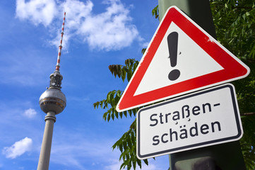 Warnschild "Stra&szlig;ensch&auml;den" in Berlin