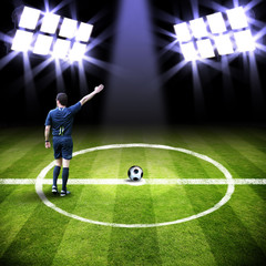 Schiedsrichter pfeift im Stadion