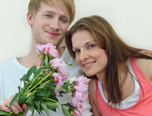 unges, verliebtes Paar genießt Blumenduft