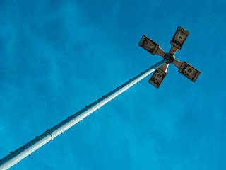 Eine Laterne mit blauem Himmel.