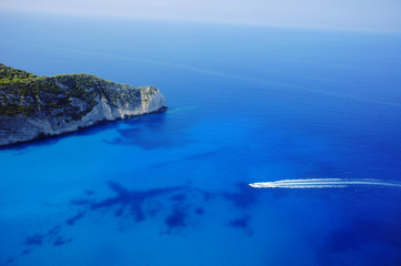 Samotna motorówka w zatoce, wyspa Zakynthos © GKor