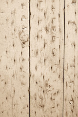 Holzwand mit Klammern
