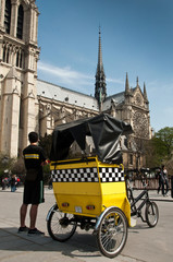 vélo taxi devant notre dame de Paris