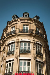 Fototapeta na wymiar immeuble parisien en coin avec balcons