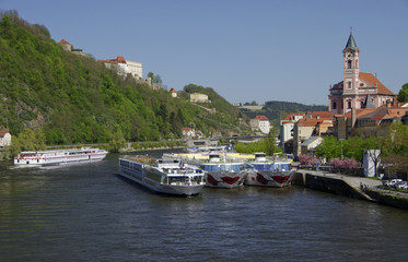 Fototapeta na wymiar Flußkreuzfahrtschiffe na Dunaju w Passau