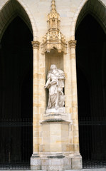 Fototapeta premium statue in wall of Orleans Cathedral