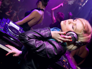 Fototapeta na wymiar Dziewczyna DJ w klubie nocnym