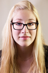 Portrait einer jungen Frau mit Brille