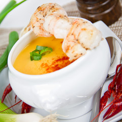 Kürbissuppe mit Garnelenspiess