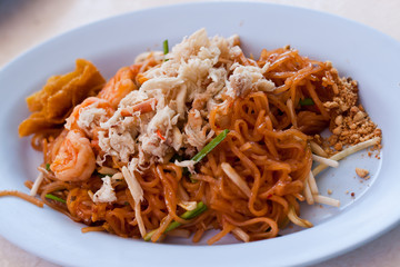 thai food Pad thai , Stir fry noodles with shrimp .