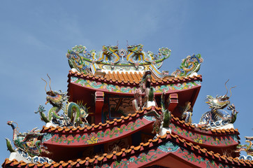 Obraz premium dragons on the roof with blue sky background