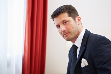 Geschäftsmann im Hotelzimmer