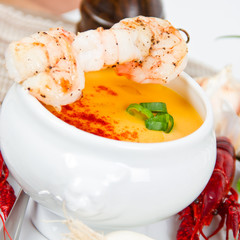 Kürbissuppe mit Garnelenspiess