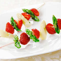 Skewers with asparagus and strawberry
