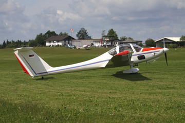 Flugzeug auf Graspiste