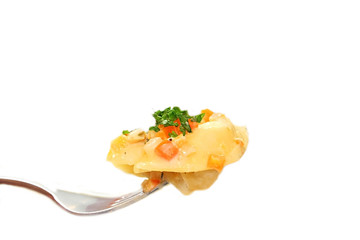 Tortellini mit Gemüsesauce auf einer Gabel
