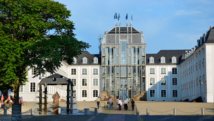 Saarbrücken Barock-Schloss im Sommer mit Besuchern