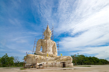 Obraz premium Buddha statue with blue sky and clouds under construction