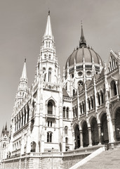 budapest parliament (monochrome)