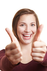 Jubelnde Frau h&auml;lt Daumen hoch