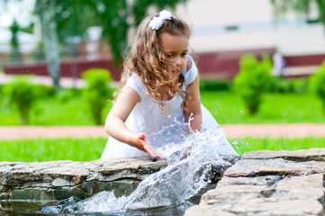 девочка и брызги