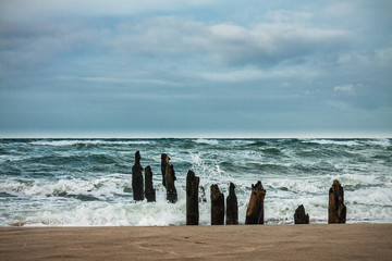 Buhne an der Ostseeküste an einem stürmischen Tag.